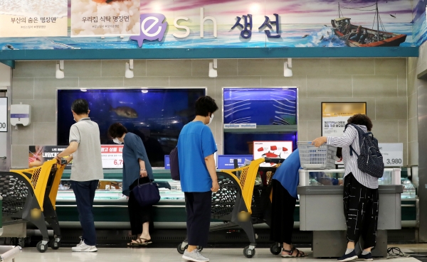 서울 시내의 한 대형마트 수산물 매장에서 시민들이 장을 보고 있다. 해양수산부는 수산물 소비 촉진과 가격안정화를 위해 월 14일부터  31일까지 18일 동안 '2022년 대한민국 수산대전–7월 여름휴가 특별전'을 진행한다.