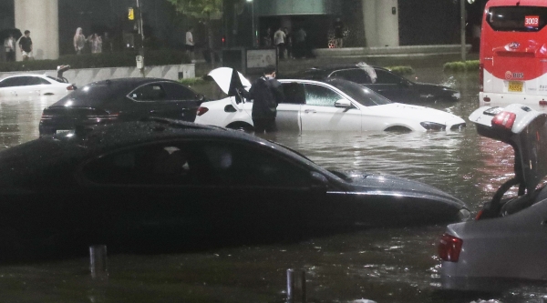 지난 8일밤 서울 서초구 진흥아파트 인근 도로가 침수돼 차량이 물에 잠겨 있다.