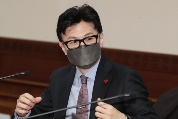한동훈 법무부 장관이 6일 오전 서울 종로구 세종대로 정부서울청사에서 열린 영상 국무회의에서 국무위원들과 대화를 하고 있다.