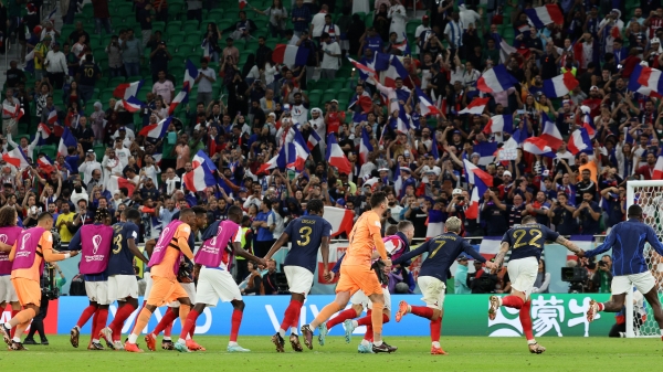 4일(현지시간) 오후 카타르 도하의 알투마마 경기장에서 열린 2022 카타르 월드컵 16강전 프랑스와 폴란드의 경기에서 3대 1 완승을 거둔 프랑스 선수들이 자국팬들에게 달려가고 있다. 2022.12.5