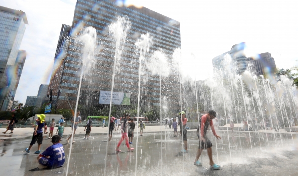 동해안과 제주도를 제외한 전국에 폭염특보가 발효된 15일 서울 종로구 광화문 광장을 찾은 어린이들이 물놀이를 하며 더위를 식히고 있다. 2023.8.15/뉴스1