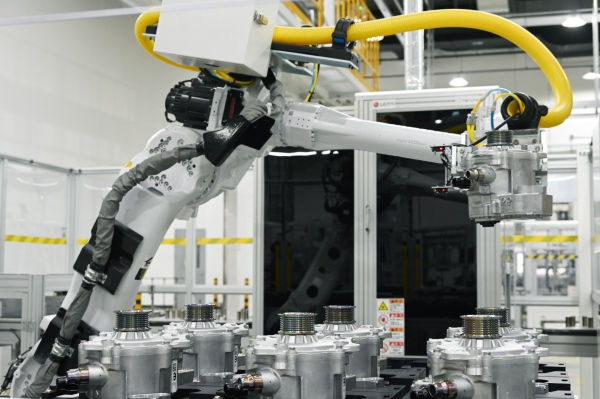 27일 엘지마그나 이파워트레인 본사 소재지인 인천사업장 내 자동차 부품 생산라인에서 산업용 로봇이 전기차의 주행 성능을 좌우하는 핵심 부품인 전기차 파워트레인(동력전달장치)을 조립하고 있다. 2021.8.27