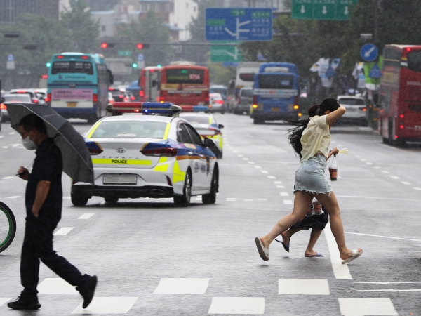 사진 -22일 서울 광화문 네거리에서 우산을 준비하지 못한 시민들이 횡단보도를 건너고 있다. 기상청은 이날 서쪽 지방을 시작으로 중부와 호남 지방에 비가 내리다가 내일은 전국으로 확대될 것으로 예보했다. 2023.8.22/뉴스1 