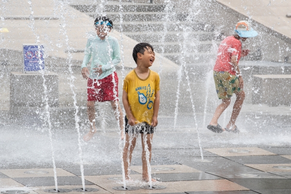 사진-서울 여의도 한강시민공원 물빛광장을 찾은 어린이들이 물놀이를 즐기며 더위를 식히고 있는 모습 © News1 
