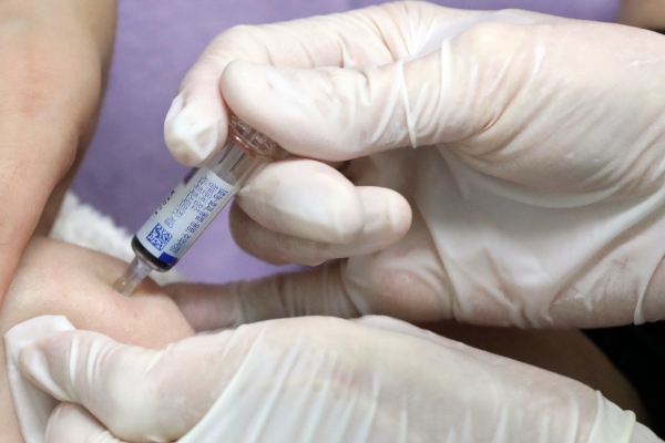 사진 - 11일 오전 서울 구로구 우리아이들병원에서 어린이가 독감 예방접종을 받고 있다. 2022.10.11/뉴스1 