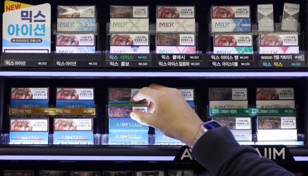 사진 - 20일 서울의 한 편의점에서 궐련형 전자담배 전용 스틱이 판매되고 있다. 2023.4.20/뉴스1 