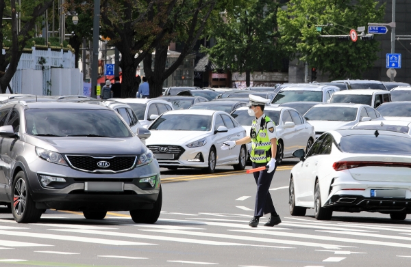 사진- 10일 오후 서울 광화문삼거리에서 경찰이 교통정리를 하고 있다. 2022.9.10/뉴스1