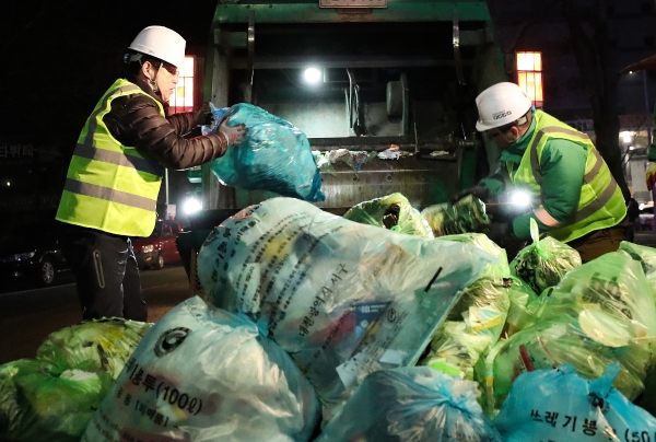 사진 -대전지역 환경노동자들이 생활쓰레기를 수거하는 모습. (대전시 제공) /뉴스1 