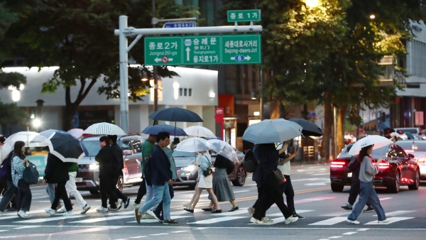 사진 - 우산을 쓴 퇴근길 시민들. /뉴스1 