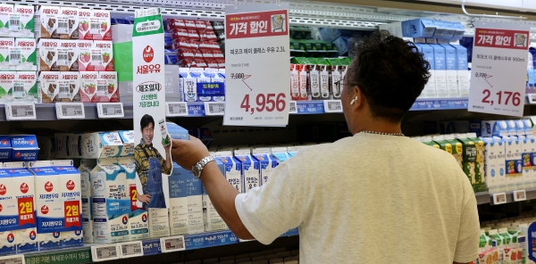 서울의 한 대형마트에서 한 소비자가 자체브랜드(PB) 우유를 구매하고 있다.