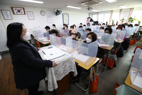 서울 마포구 일성여자중고등학교에서 만학도들이 수업을 듣고 있다.