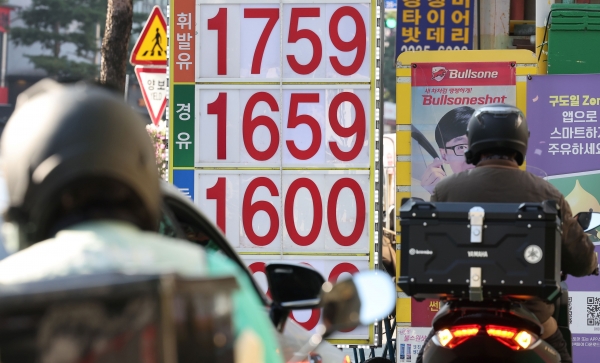 국내 휘발유·경유 가격이 3주 연속 하락세를 보인 29일 서울의 한 주유소에 휘발유·경유 가격이 표시돼 있다.