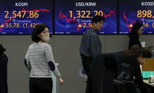 10월 외국인 국내 증권투자자금이 28억달러 가까이 빠져나갔다. 사진은 서울 중구 하나은행 명동점 딜링룸.