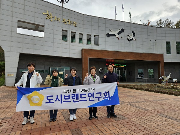 예산시장(왼쪽부터 신현철, 김해련, 정민경, 조현숙, 송규근 의원)