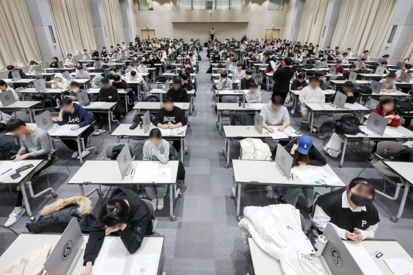 9일 오전 서울 종로구 성균관대학교에서 열린 2024학년도 수시모집 논술시험에 응시한 수험생들이 문제지 배포를 기다리고 있다.