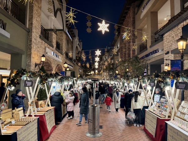 신세계사이먼 시흥 프리미엄 아웃렛 '크리스마스 마켓'에서 방문객들이 쇼핑을 즐기고 있다.(