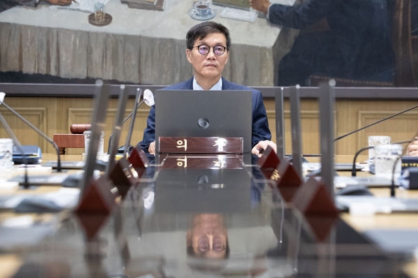 이창용 한국은행 총재가 지난달 19일 서울 중구 한국은행에서 열린 금융통화위원회를 주재하고 있다.