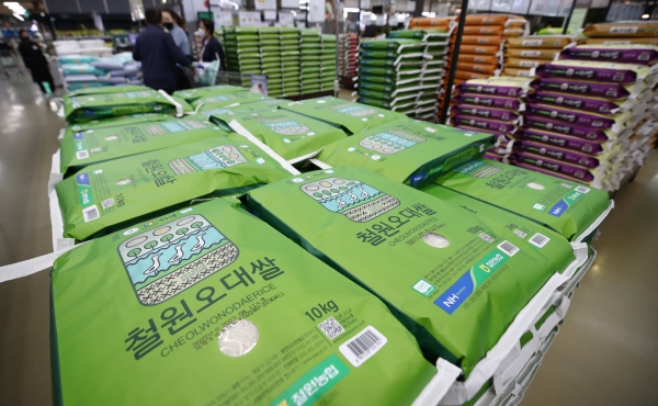 농관원이 양곡표시 특별단속을 연말까지 연장한다. 사진은 서울 시내 대형마트에 진열된 쌀.