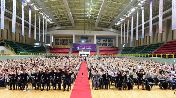 2023 전국 여성CEO 경영연수 행사 참석자들이 기념 촬영을 하고 있다.