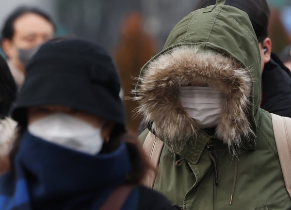 영하권 추위가 찾아온 4일 오전 서울 종로구 세종대로 일대에서 시민들이 두꺼운 외투를 입고 발걸음을 옮기고 있다.