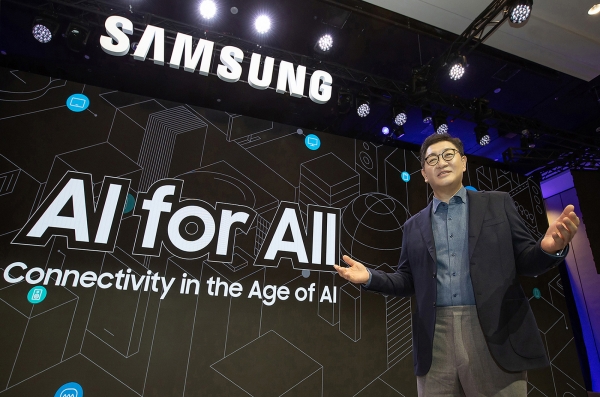 한종희 삼성전자  부회장이 '모두를 위한 AI: 일상 속 똑똑한 초연결 경험('AI for All: Connectivity in the Age of AI)'를 주제로 열린 삼성 프레스 컨퍼런스에서 연설을 하고 있다.