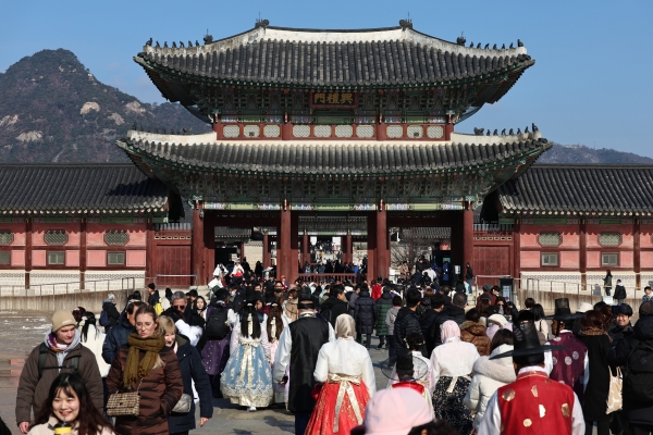 새해 첫 날인 1일 서울 경복궁을 찾은 시민들과 외국인 관광객들이 나들이를 즐기고 있다.