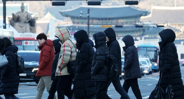 반짝 강추위가 찾아온 8일 오전 서울 광화문네거리에서 시민들이 잔뜩 움츠린채 출근길 발걸음을 재촉하고 있다.