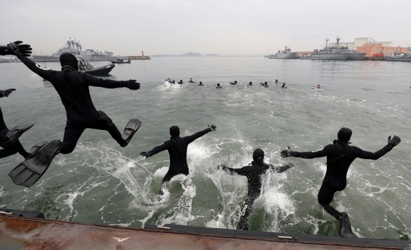 경남 창원시 진해 군항에서 해군 심해잠수사들이 차가운 겨울 바다로 뛰어들며 혹한기 훈련을 하고 있다.