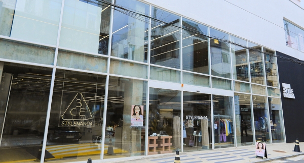 대박 신화의 주인공 '3CE 스타일난다'가 백화점에 이어 공식 자사몰까지 철수했다. 