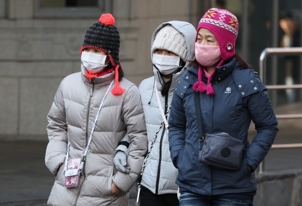 추위가 다소 누그러지면서 평년 기온을 회복한 26일 오후 서울 명동거리에서 관광객들이 걸어가고 있다.