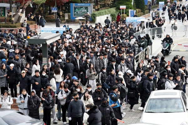 26일 오후 서울 동작구 중앙대학교에서 열린 논술고사에 응시한 수험생들이 시험을 마친 뒤 고사장을 나서고 있다.