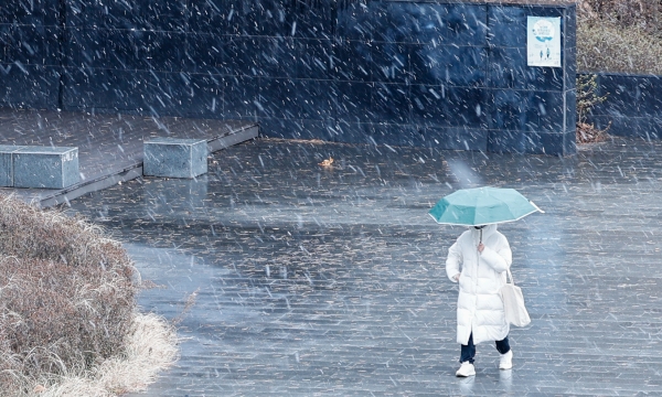 전국에 눈·비가 내리는 5일 서울 서대문구 성산로 인근에서 우산을 쓴 시민이 발걸음을 재촉하고 있다.