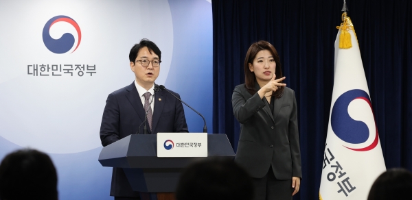 법무부 장관 직무대행인 심우정 차관이 6일 서울 종로구 정부서울청사에서 2024년 설 명절 특별사면을 발표하고 있다.