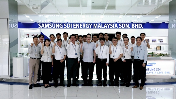 이재용 삼성전자 회장이 말레이시아 스름반 SDI 생산법인에서 현지 근무자들과 기념 사진을 촬영했다.