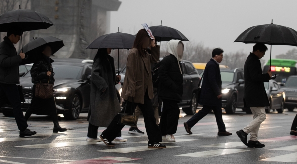 비가 내린 19일, 우산을 쓴 시민들이 서울 세종대로사거리를 지나고 있다.