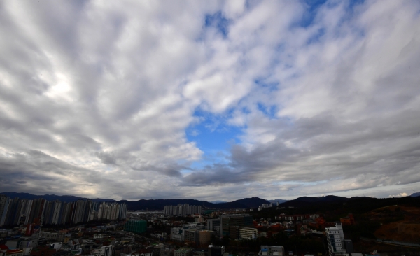 26일 오전 경북 포항시 남구 연일읍 상공에 모처럼 파란 하늘이 모습을 드러내고 있다.