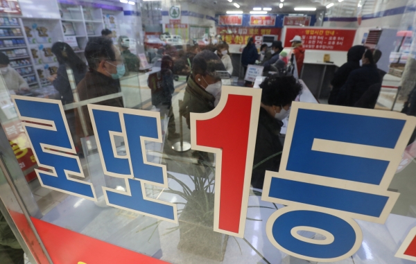 서울 노원구 한 복권판매점 앞에 복권을 사기 위한 시민들이 길게 줄을 서 있다.