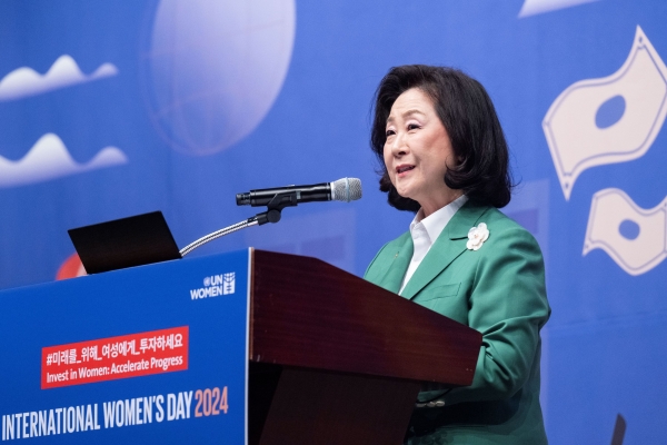 '세계여성의 날'을 맞아 연설하는 김은미 이화여대 총장.