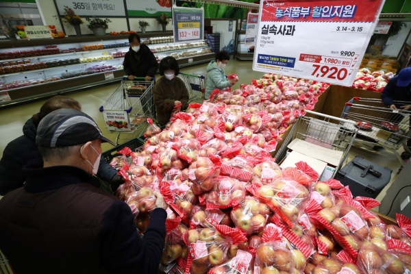 과일·채소류의 가격 급등이 이어지고 있는 14일 서울 서초구 하나로마트 양재점에서 열린 대국민 물가안정 할인행사를 찾은 고객들이 실속사과를 살펴보고 있다.