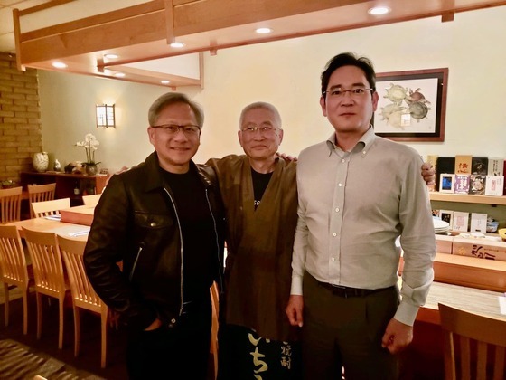 지난해 캘리포니아 스시집에서 만난 젠슨 황 엔비디아 CEO(왼쪽)과 이재용 삼성전자 회장.
