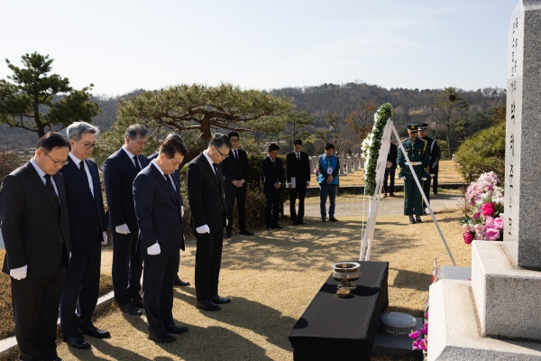 포스코그룹 장인화 회장이 1일 국립현충원을 찾아 박태준 명예회장 묘소에 참배하고 있다.